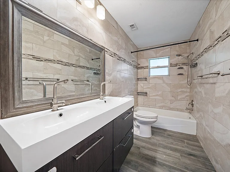 2619 Robinson Ave — Photo 6