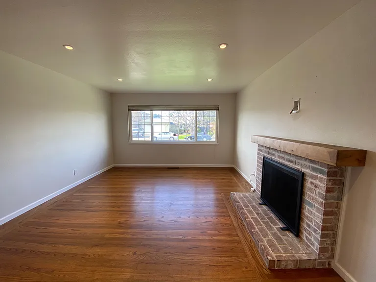 1874 Bandoni Ave — Photo 2