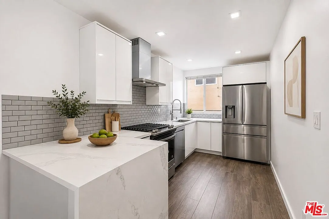2 bed, 1.5 bath, 916 sqft, $3,950 — Photo 3
