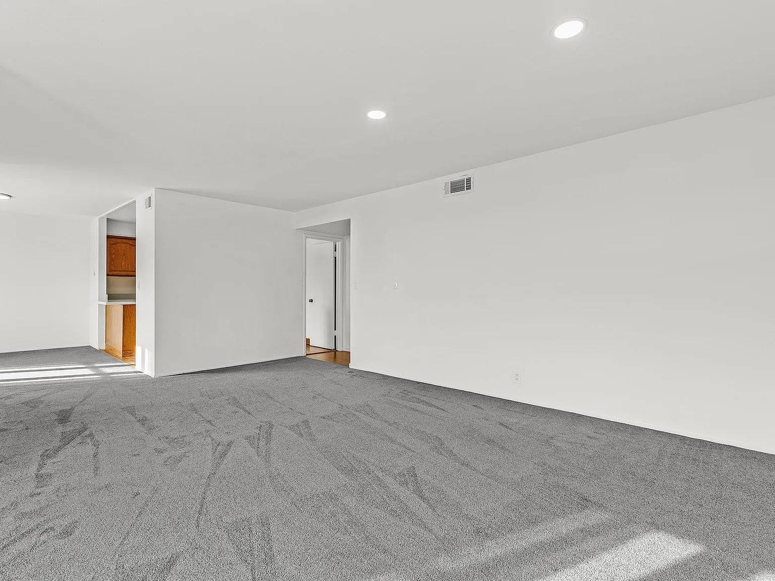 164 Oxford Ln — Photo 3