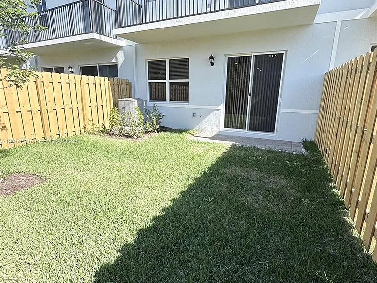 120 NE 13th Ter #120 — Photo 31