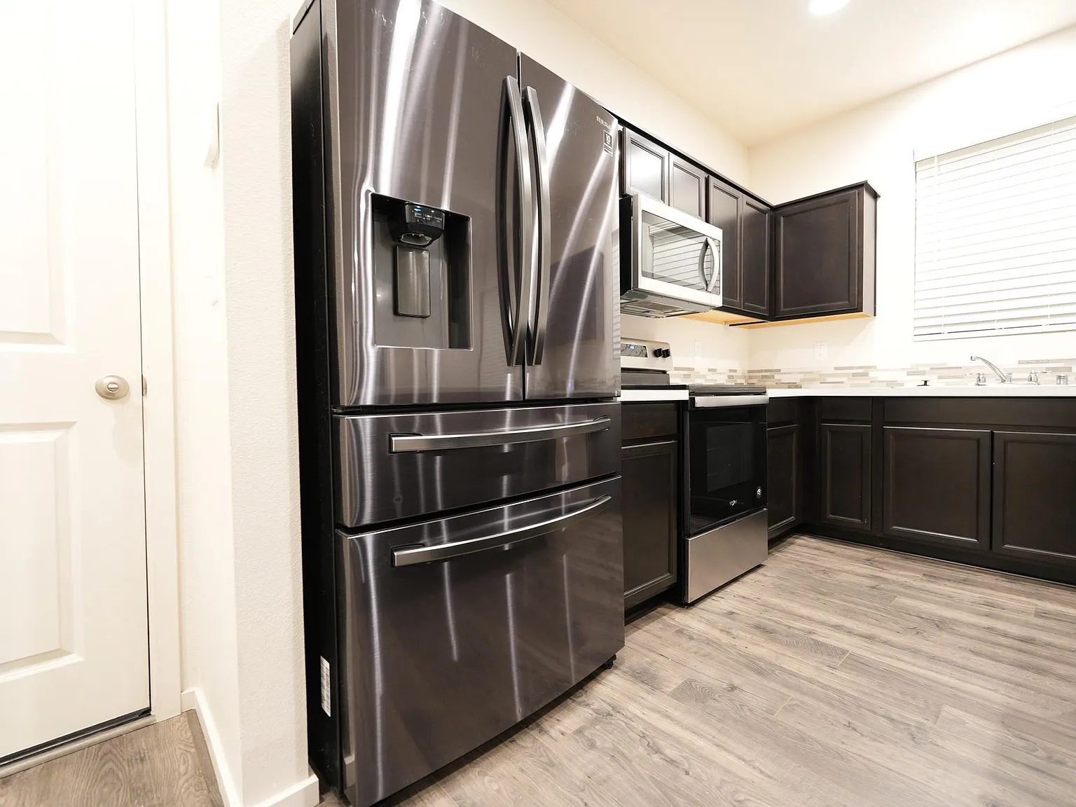 3 bed, 2.5 bath, 1603 sqft, $2,495 — Photo 2