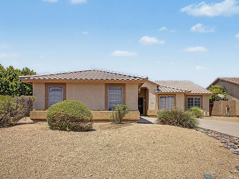 930 E Harwell Rd — Photo 32