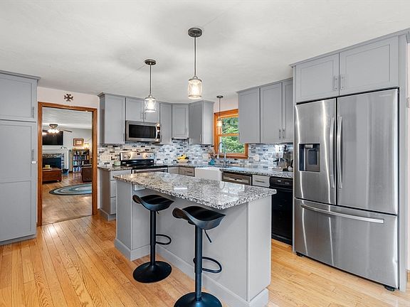 4th image of 202 Franklin St