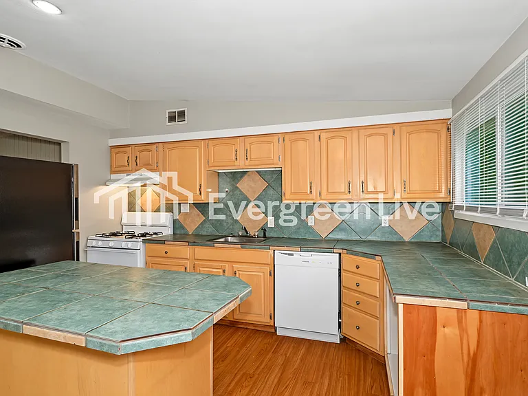 70 Taney Dr — Photo 7