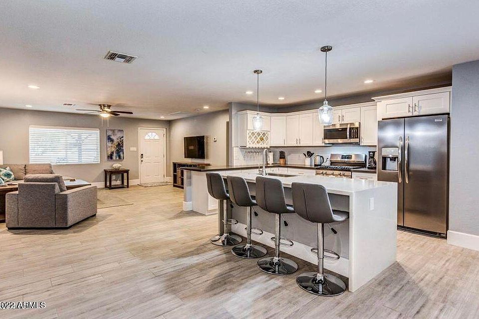 Oversized Kitchen w/ Island and Seating for 4!