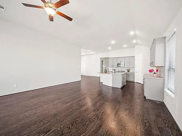 4 bed, 2.0 bath, 2559 sqft, $2,850 — Photo 3
