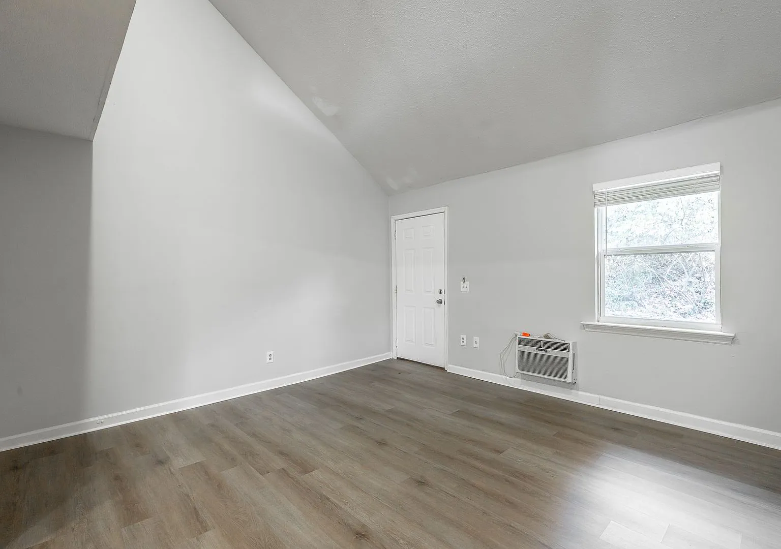 1 Bedroom 1.5 Bath Loft in Hixson | Washer & Dryer Included — Photo 4