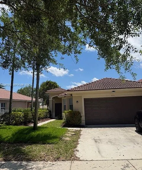 513 Live Oak Ln — Photo 1