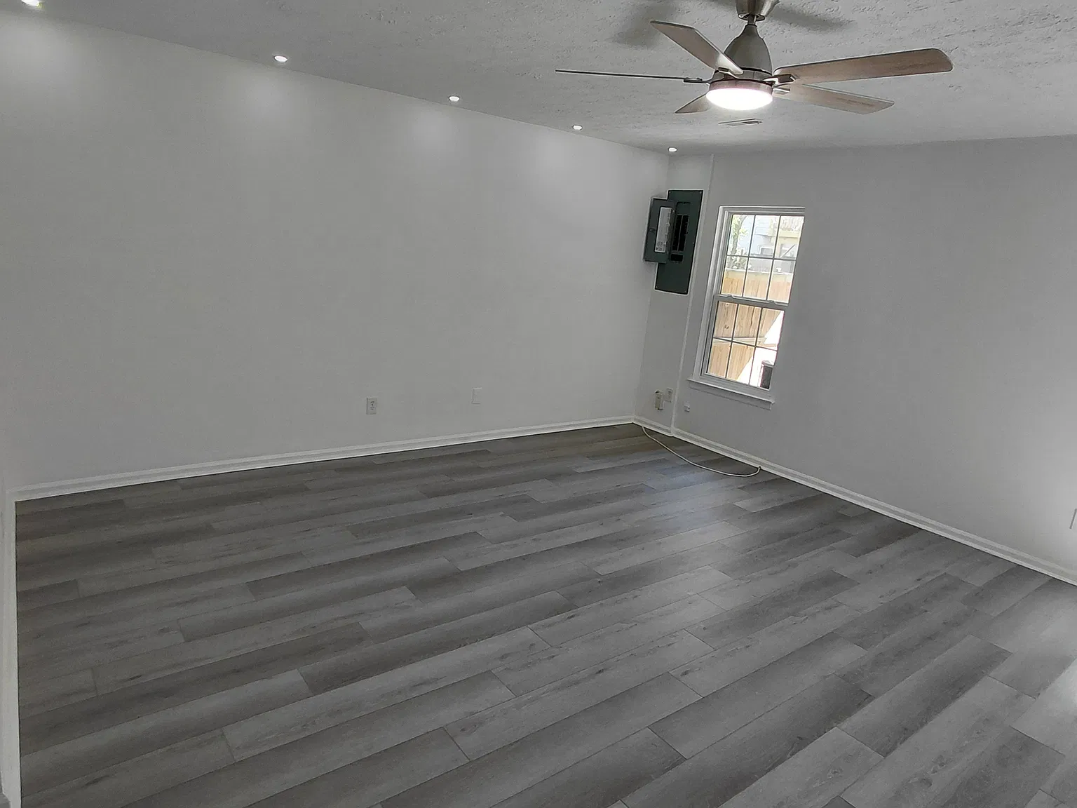 8560 Southlawn Ct — Photo 2