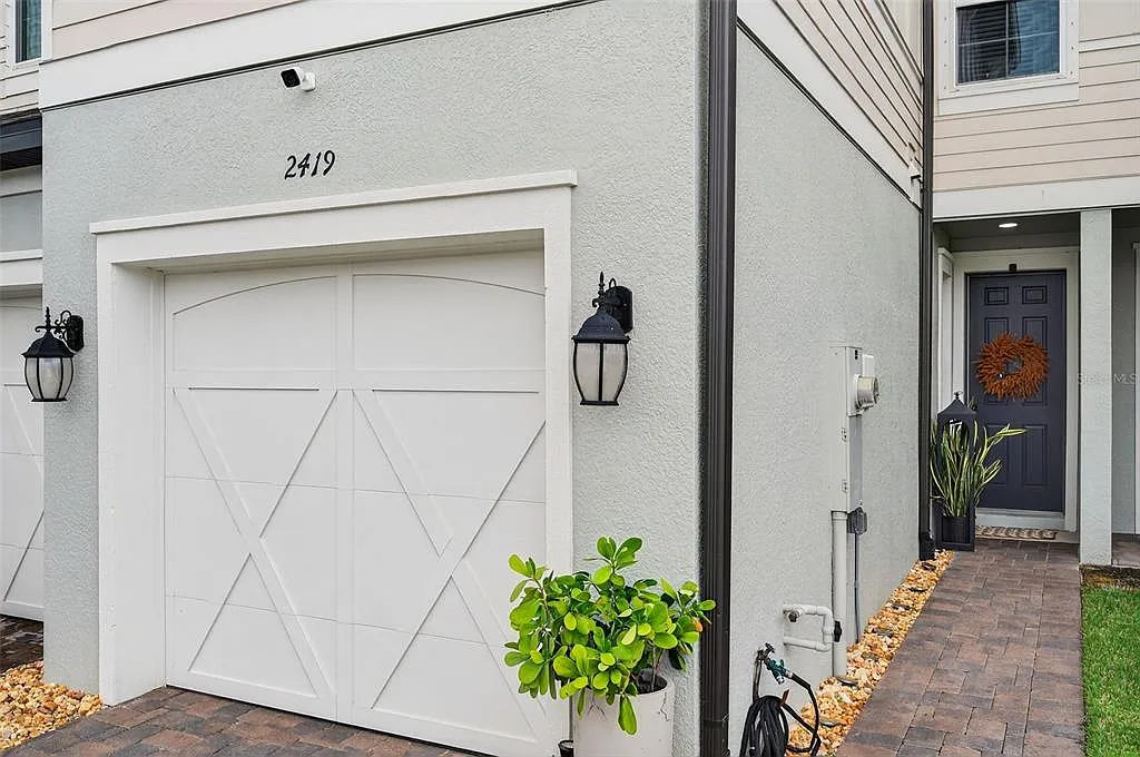 2 bed, 2.5 bath, 1571 sqft, $2,700 — Photo 3