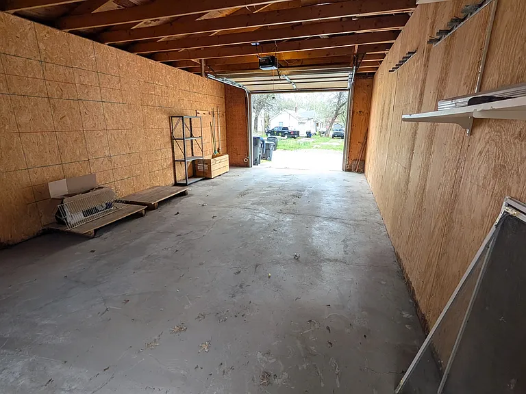 Garage w/remote & automatic opener