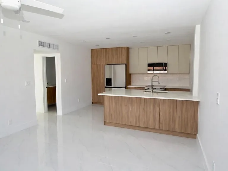 3550 NW 8th Ave #810 — Photo 2