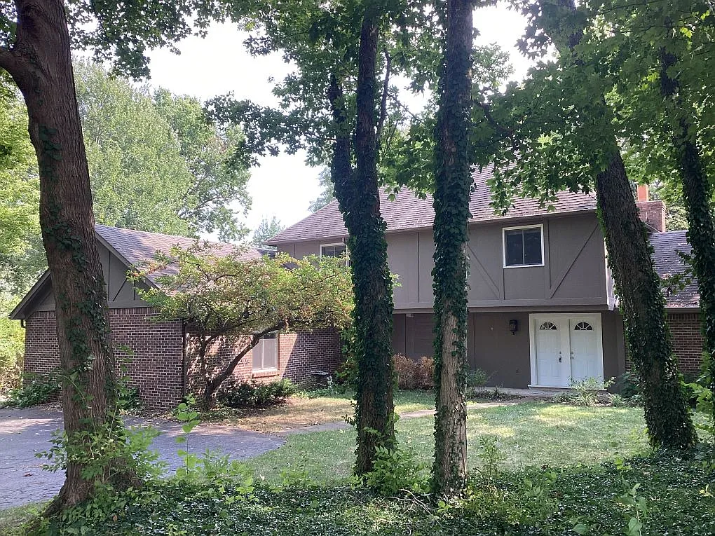 6 bed, 3.5 bath, 4294 sqft, $4,000 — Photo 2