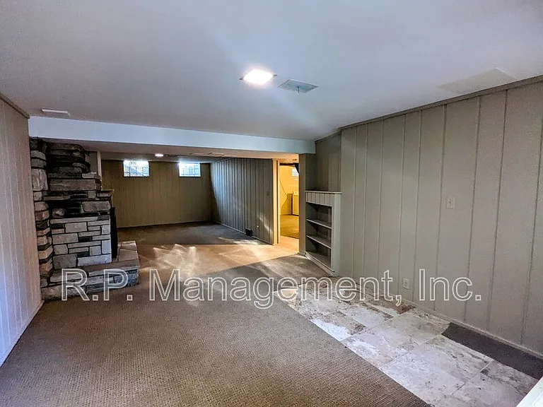 2111 Irving Ave S — Photo 11