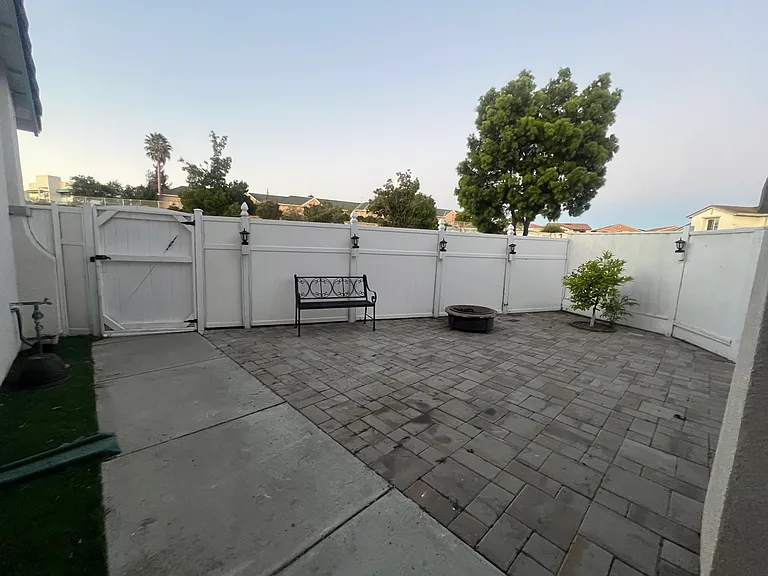 901 Hillock Ct — Photo 29