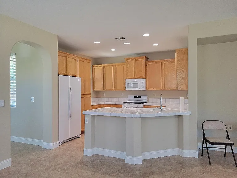 602 Delancy Way — Photo 3
