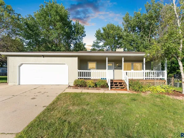 2800 S Cinnabar Cir, Sioux Falls, SD 57103