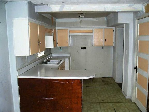 3rd image of 109 S Oak St