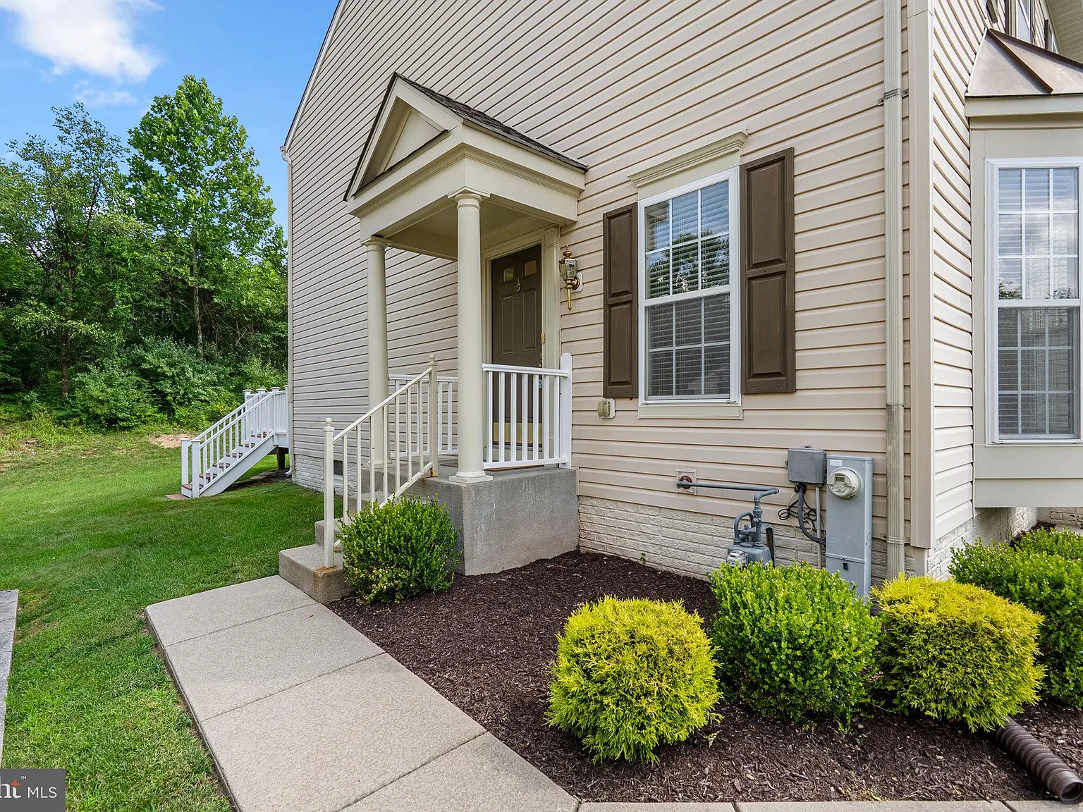 3 bed, 2.5 bath, 2519 sqft, $3,300 — Photo 2