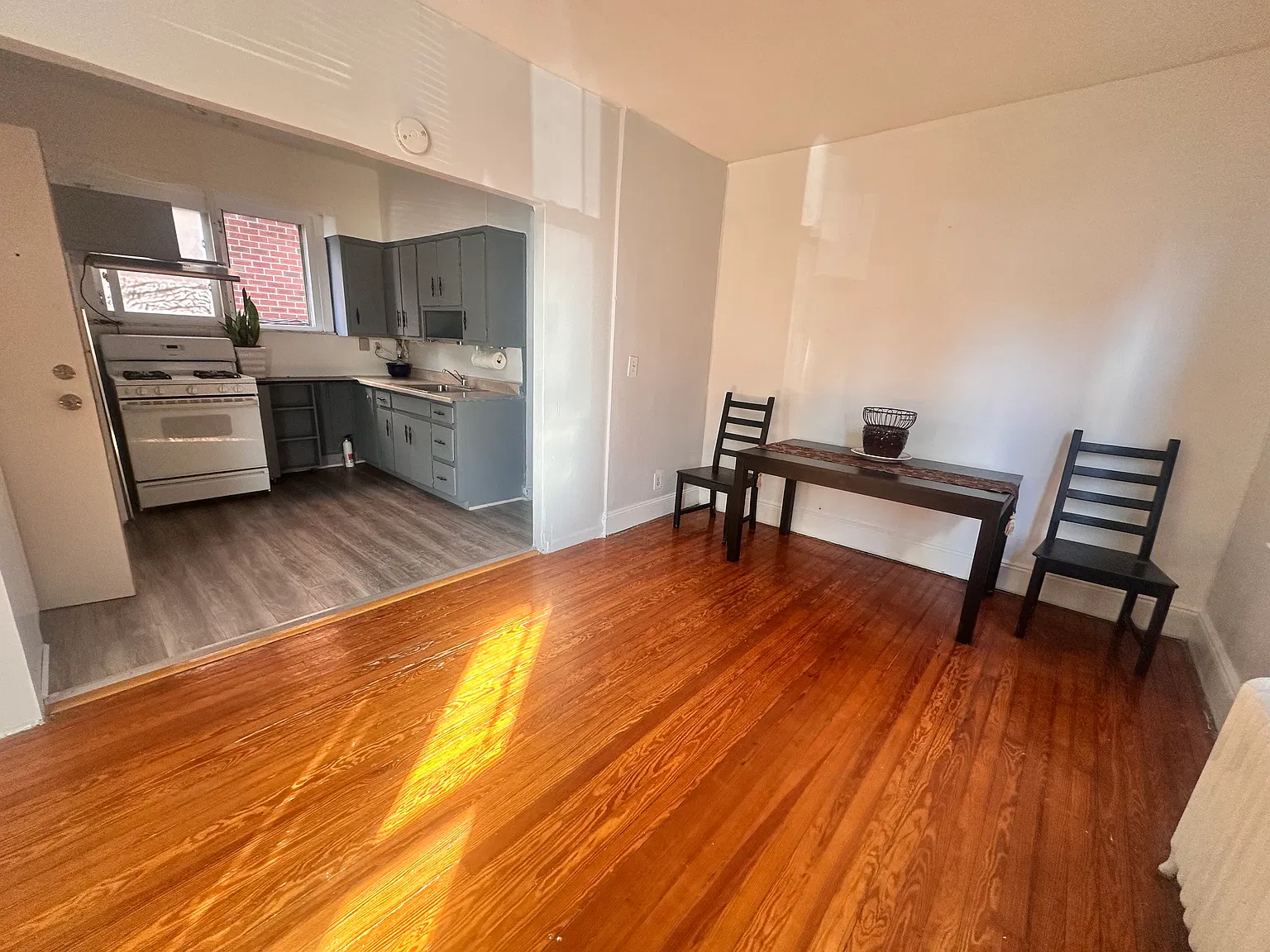3 bed, 1000 sqft, $2,950 — Photo 2