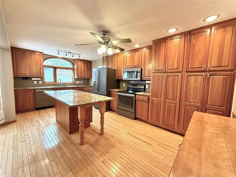 225 Sunrise Blvd — Photo 16