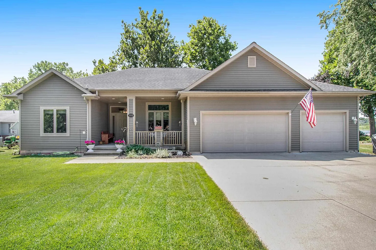 8881 Sycamore Dr photo 1