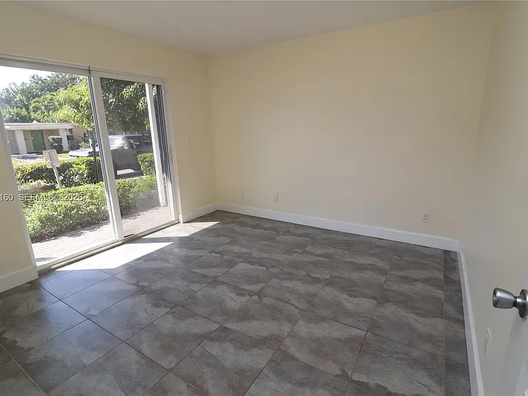 609 NE 28th St #1 — Photo 31