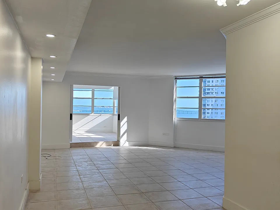 905 Brickell Bay Dr #1527