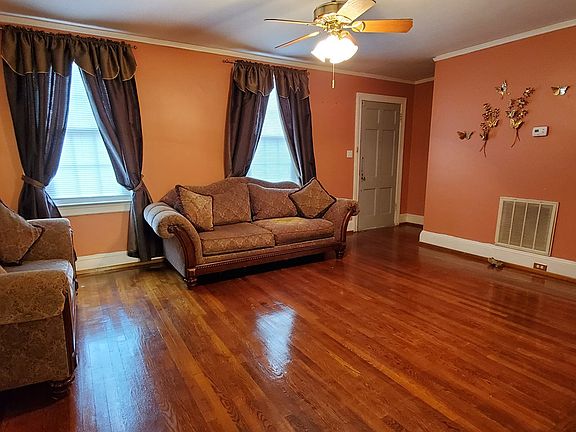 2nd image of 302 Oakdale St