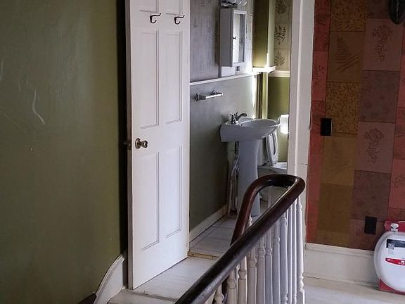 Upstairs Hall & Bath