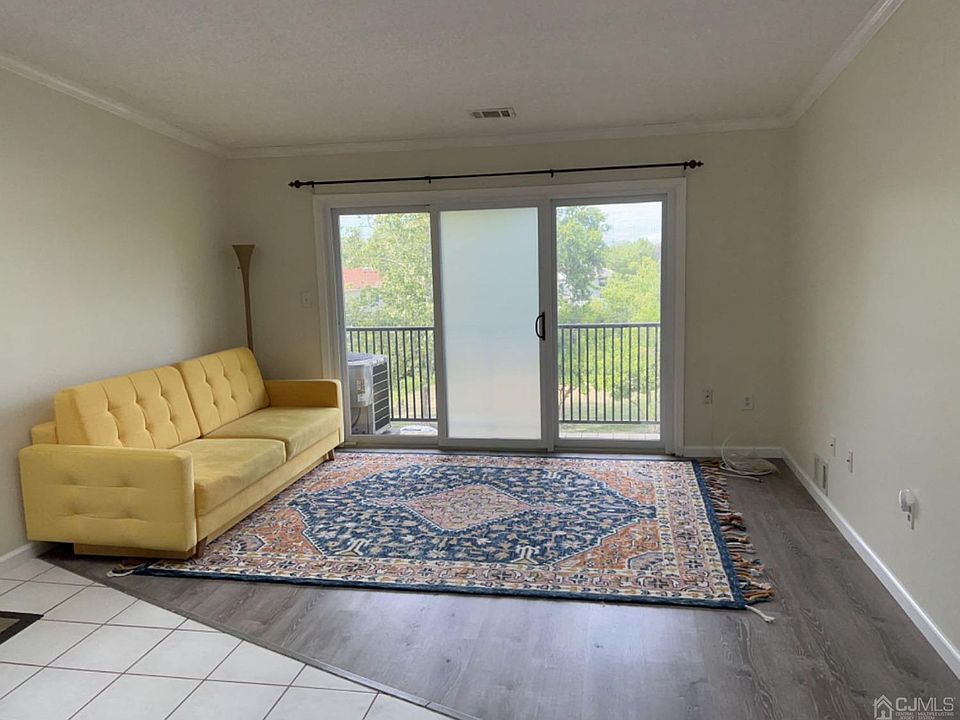 2nd image of 258 Hampshire Ct