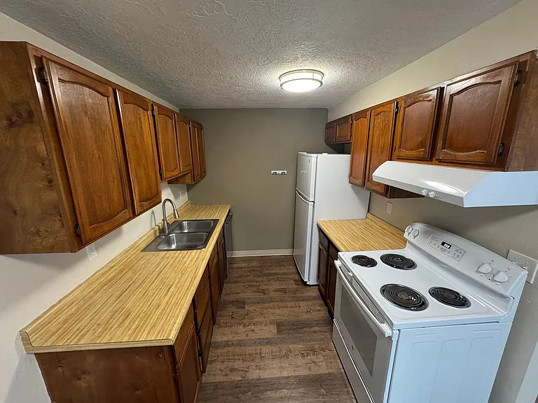 144 SW Lee St — Photo 11