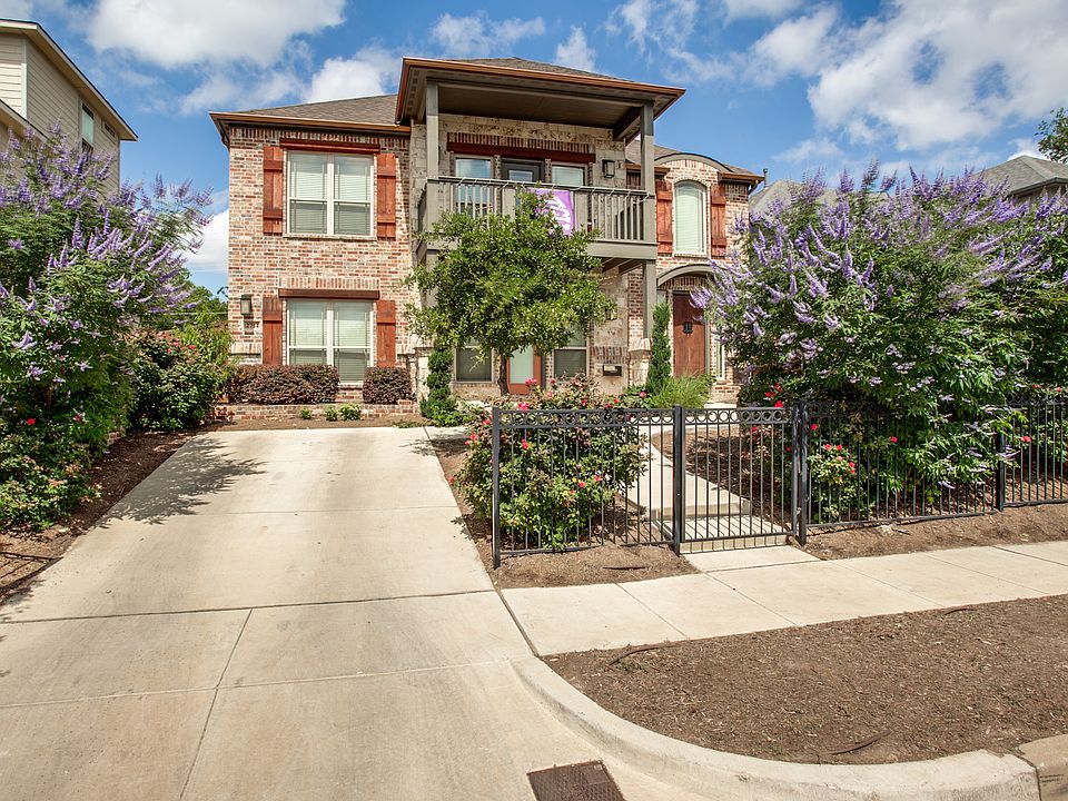2712 Merida, Fort Worth, TX. Rental housing within walking distance of TCU. 5 bedroom duplex.