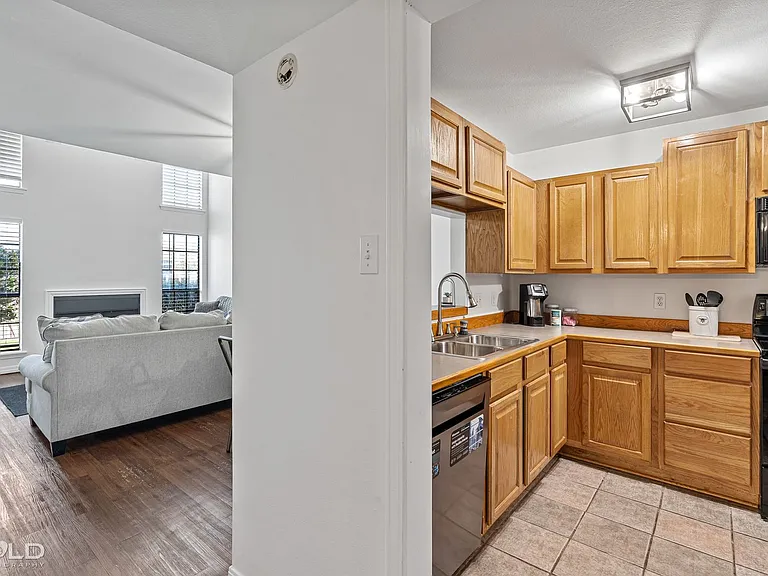8 Meadow Creek Dr — Photo 3