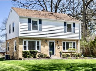 8020 N Whitney Rd, Fox Pt, WI 53217