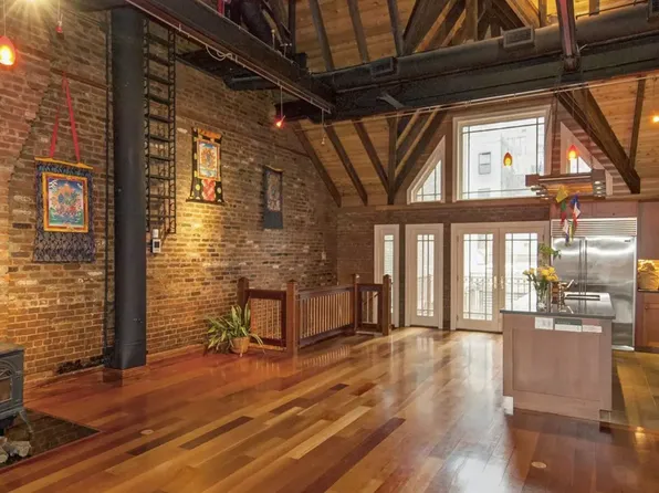 316 East 59th Street image 2 of 13