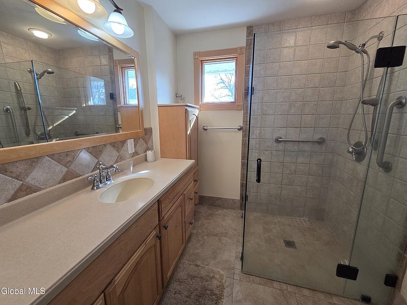 5th image of 41 Lee Avenue