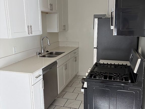 4th image of 469 W Windsor Rd #204