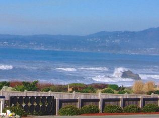 260 Shoreline Dr, Smith River, CA 95567