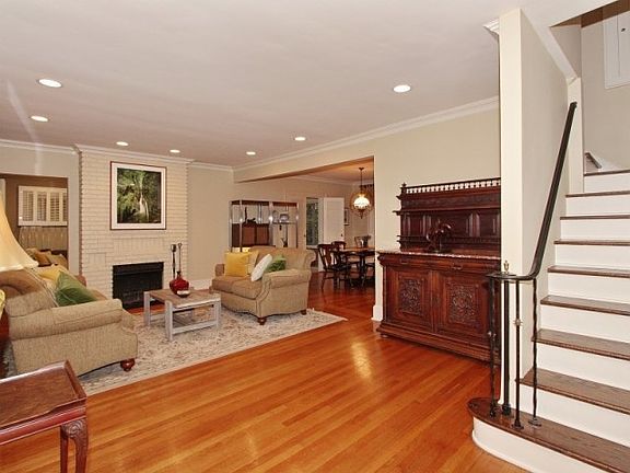 4th image of 305 Richmond Ave