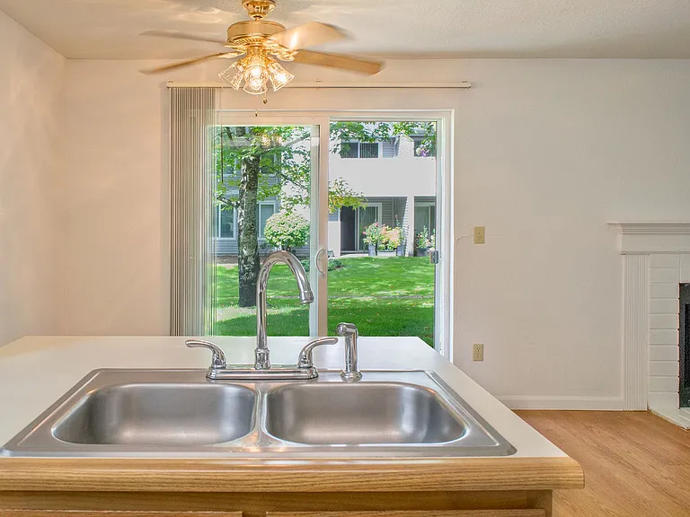 Crowne Pointe Apartments — Photo 4
