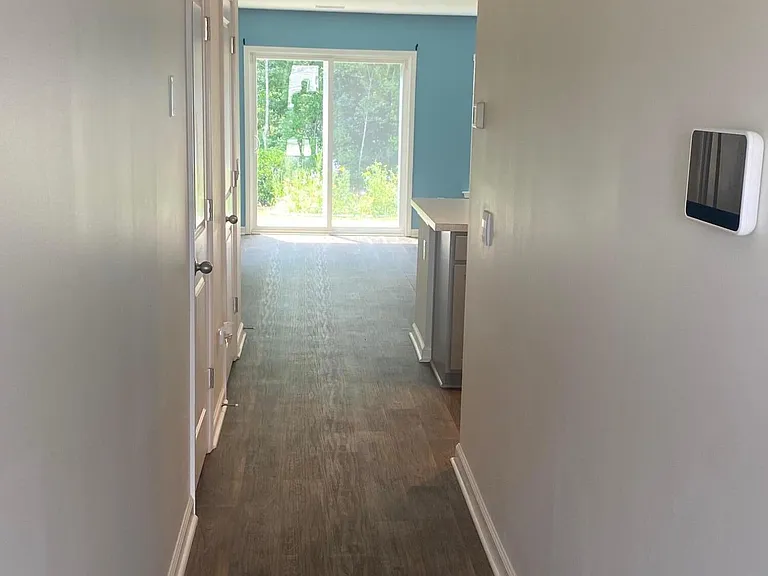 135 E Sunrise Ln — Photo 3