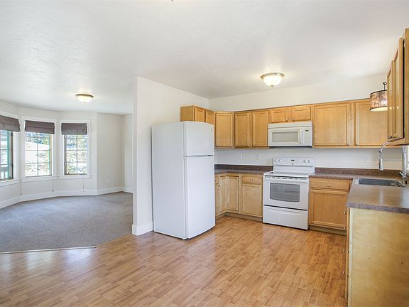 4th image of 370 N Oak Street