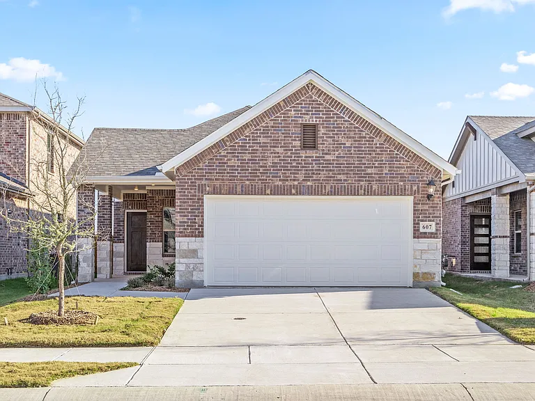 607 Clover Creek Dr — Photo 11