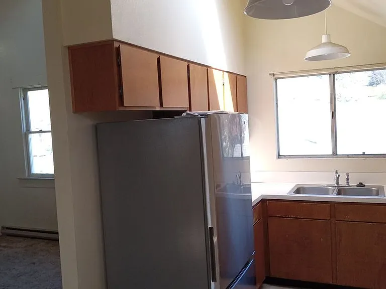 437 NE Jackson St — Photo 6