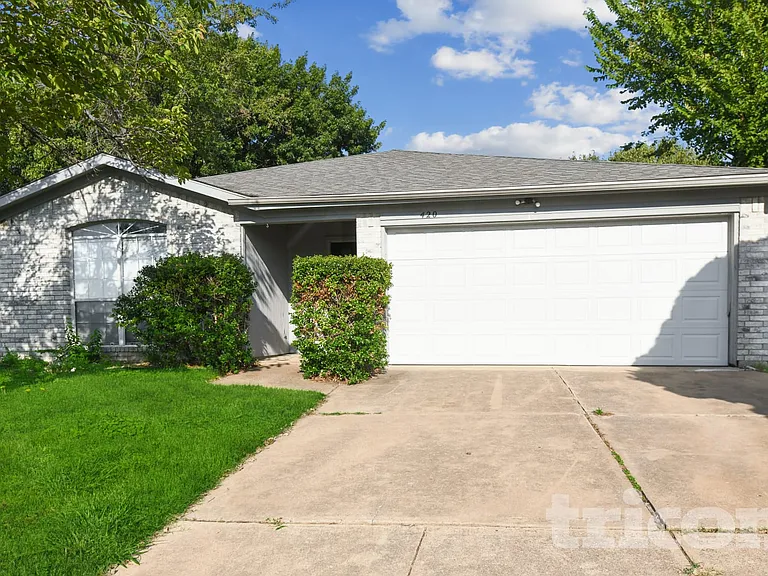 420 Deauville Dr — Photo 1