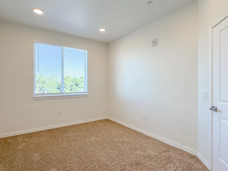La Perla Apartments — Photo 31