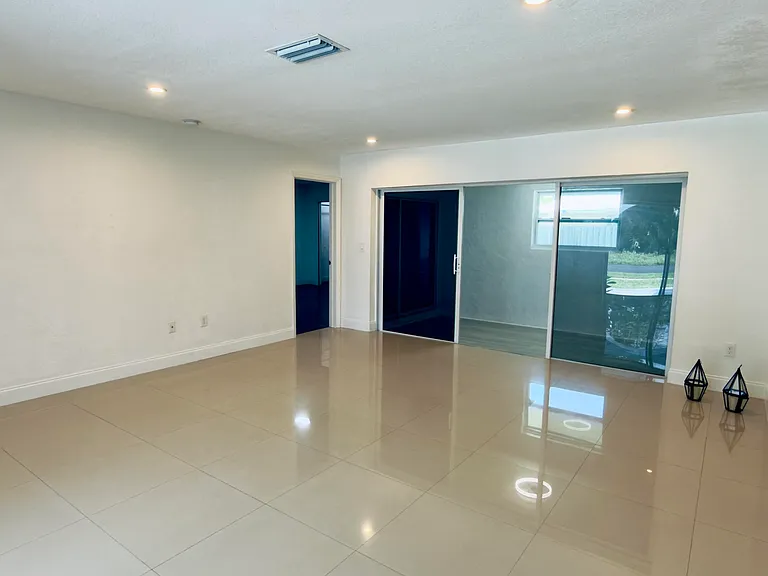 8421 NW 21st Ct — Photo 3