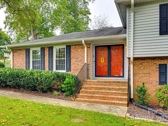 3rd image of 210 Oakwood Dr